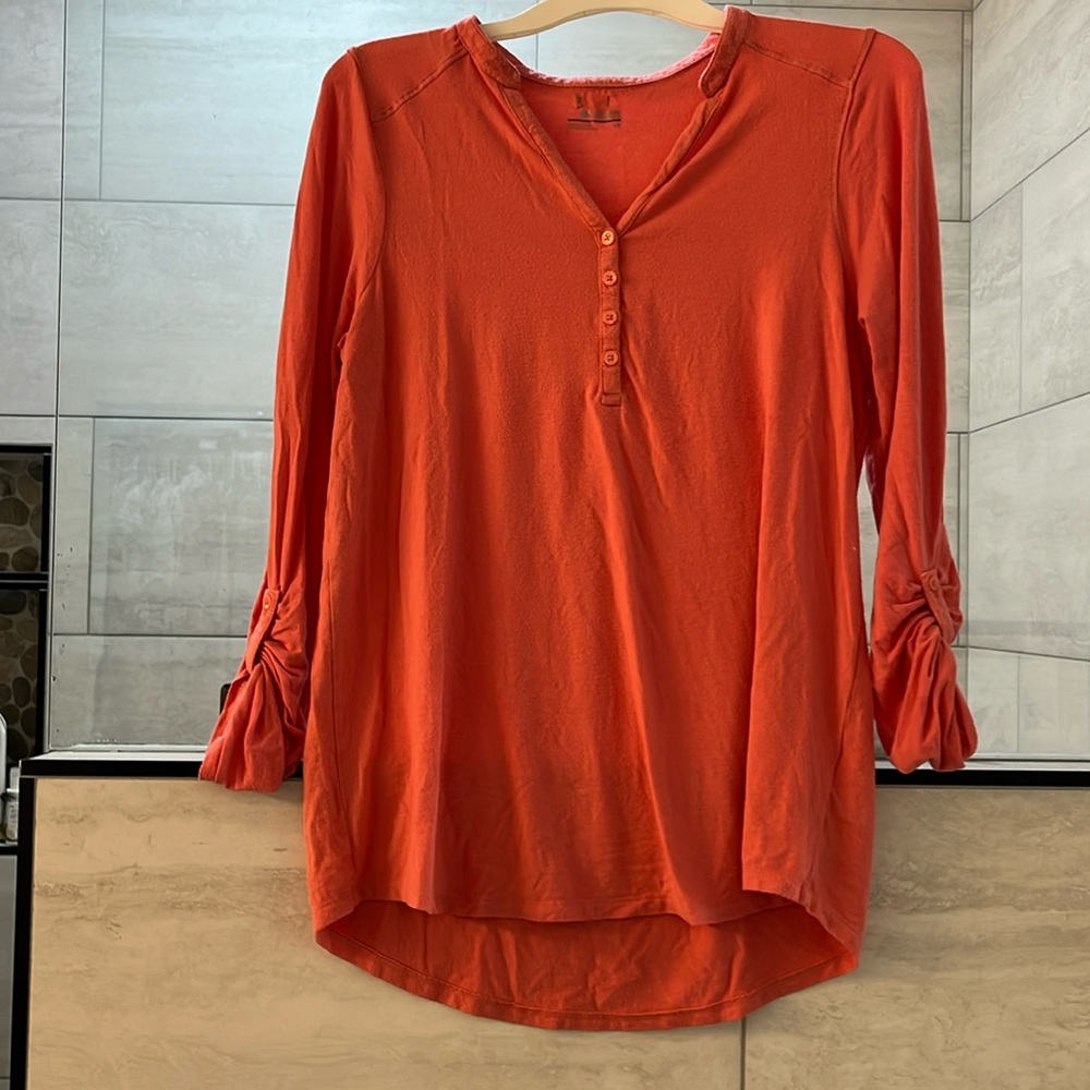 Columbia salmon colored Henley with adjustable long to 3/4 sleeve